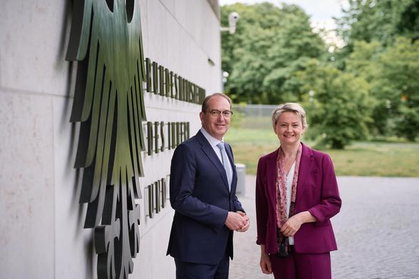 Innenminister Dobrindt begrüßte die Innenministerin des Vereinigten Königreichs Großbritannien und Nordirland, Yvette Cooper, in Berlin.