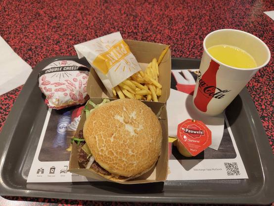 Un plateau au Quick de la gare de Bruxelles présentant les burgers. En plus c'est bon.