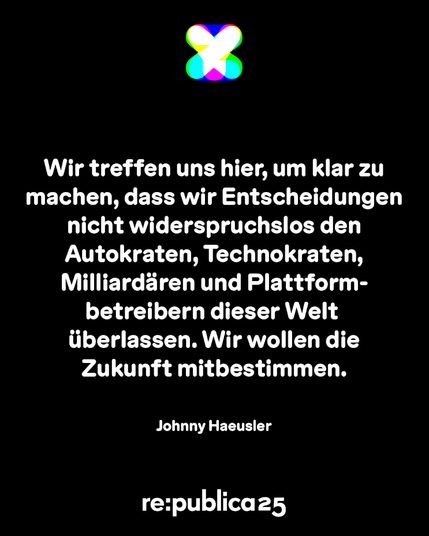 Johnny Häusler: "Wir treffen uns hier, um klar zu machen, dass wir Entscheidungen nicht widerspruchslos den Autokraten, Technokraten, Milliardären und Plattformbetreibern dieser Welt überlassen. Wir wollen die Zukunft mitbestimmen."