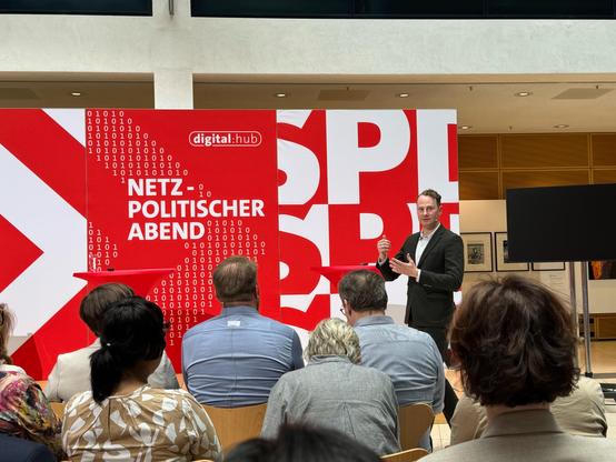 Der Moderator begrüßt uns zum Netzpolitischen Abend