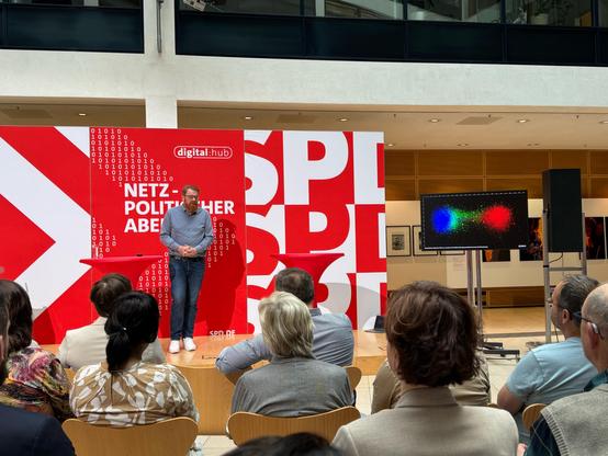 Stefan Pforte, Geschäftsführer der Somtxt UG, gibt ein Eingangsvortrag