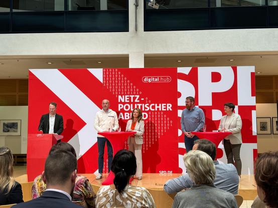 Das Panel vor einer roten SPD Wand