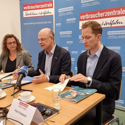 Drei Personen sitzen nebeneinander an einem Tisch (von links): Eva Eisemann (Leiterin Gruppe Presse der Verbraucherzentrale NRW) Wolfgang Schuldzinski (Vorstand der Verbraucherzentrale NRW) und Felix Flosbach (Leiter der Gruppe Verbraucherrecht der Verbraucherzentrale NRW).