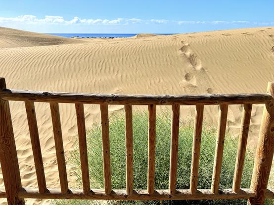 A "balcony" with a view, and what a view! 🥰👍🏻 It's not really a balcony though, but more of a fence that separates the golden sand dunes of Maspalomas from the boulevard people can stroll on a relative long distance. This is perhaps one of my favourite stops / views as it provides a minimalist view of the sand dunes, the blue ocean and the clear blue sky. No more distractions than your own thoughts marvelling at the landscape 🙌🏻😍🙌🏻