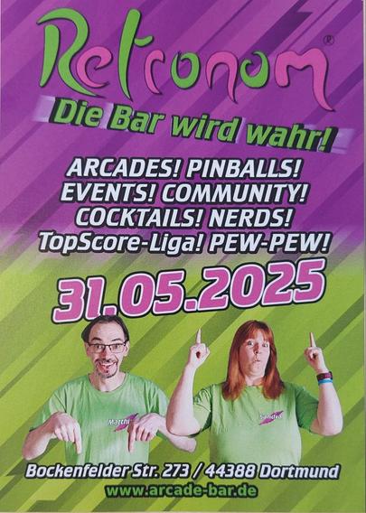 Unser Grün-lila Flyer mit der Aufschrift:
Retronom, die Bar wird wahr!
Arcades! Pinballs! Events! Community! Cocktails! Nerds! TopScore Liga! Pew-Pew!
31.05.2025
Bockenfelder Str 273 / 44388 Dortmund

Dazu wir in unseren grünen T-Shirts, die auf die Angaben zeigen.
