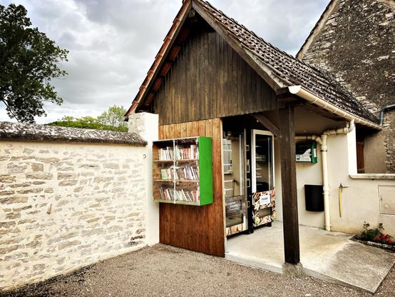 Boite à livres et distributeur de produits frais