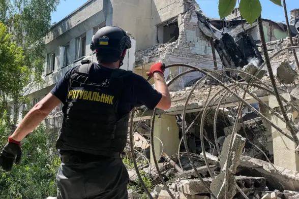 Around 4 a.m. on May 15, the Russian military launched a kamikaze drone on Kherson. There was a direct hit to the building of an educational institution, it was destroyed. There have been no casualties or injuries.