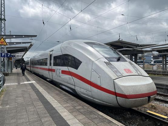 Angekommener ICE 4 in Rostock Hbf.