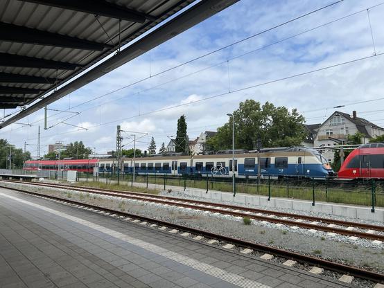 S-Bahn bei der Ausfahrt nach Warnemünde, bestehend aus Talent 2-Zügen, einer davon in blau-creme lackiert anlässlich des 50. Jubiläums der S-Bahn Rostock.