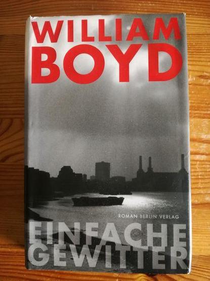 Das schwarz-weißes Cover des Buches mit dem Titel „Einfache Gewitter“ (weiße Buchstaben) und dem Namen des Autors „William Boyd“ in roter Schrift
Das Cover zeigt eine schwarz-weiße Fotografie der Themse in London mit Gebäuden und Schornsteinen im Hintergrund.