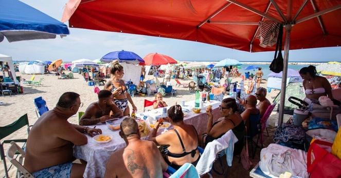 Italians Fight for the Right to Feast on the Beach