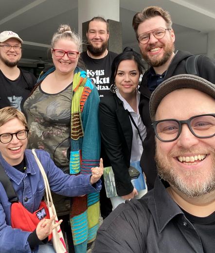 Ryhmäselfie kuvan otti Lari Paski. Takarivissä vasemmalta oikealle: Immanuel Grönlund, Lotta Haapala, Pasi Järviö, Noora Jussila ja Markus Ojala, eturivissä Anne-Maria Hirvonen ja Lari Paski