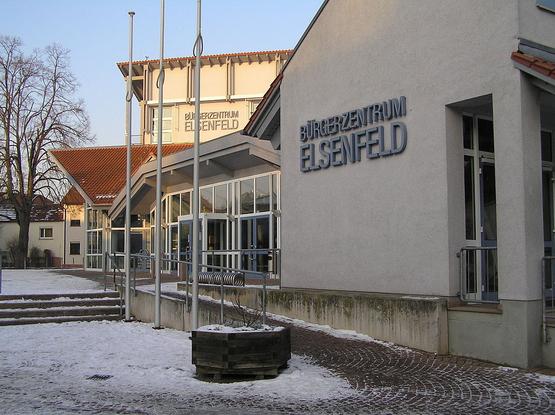 Das Elsenfelder Bürgerzentrum
Das Bürgerzentrum, erbaut 1992, bietet regelmäßig Raum für verschiedenste kulturelle Veranstaltungen von Vereinen, für Feiern, Vorträge, Tagungen und Konzerte. Der Vorplatz wird bei Dorffesten und beim Weihnachtsmarkt, dem sogenannten „Kläuschenmarkt“, genutzt. 
(Bild: Wikimedia Commons, 2009, gemeinfrei, Tilman AB)