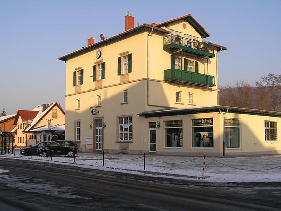 Der Bahnhof von Kleinwallstadt im Winter
(Bild: Wikimedia Commons, 2009, gemeinfrei, Tilman AB)