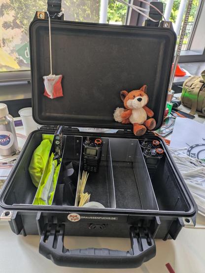 Koffer für die Empfangsgeräte für die Fuchssuche mit einem kleinen Plüschfuchs.