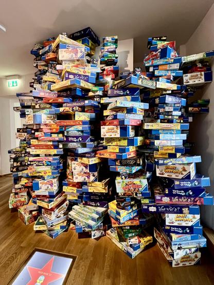 Ravensburger Museum (viele Brettspiele gestapelt)