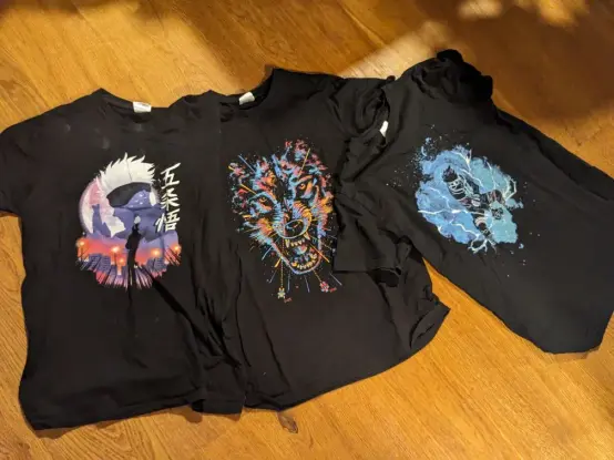 Drei schwarze T-Shirts