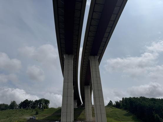 Abgebildet sind die zwei Teilbauwerke der A45-Talbrücke in Rinsdorf, welche durch den Querverschob des östlichen Teilbauwerks zusammengeführt werden.