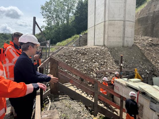 Staatssekretärin Claudia Elif Stutz beobachtet den Fortschritt des Querverschubs der A45-Talbrücke in Rinsdorf.