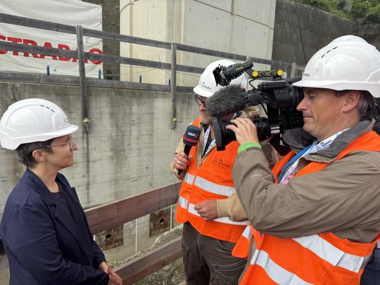 Staatssekretärin Claudia Elif Stutz im Interview mit dem WDR.