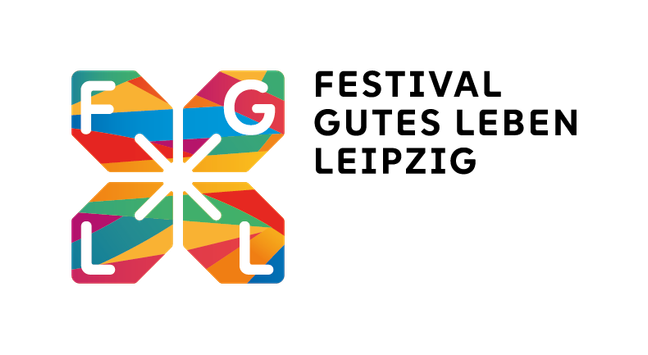 Das Foto zeigt das Logo des Festivals Gutes Leben Leipzig: links ist eine bunte Windmühle in den Farben blau, organge, rot, grün, ocker zu sehen. In den Ecken der vier Flügel stehen im Uhrzeigersinn die Buchstaben F, G, L, L. Sie stehen für Festival Gutes Leben Leipzig.