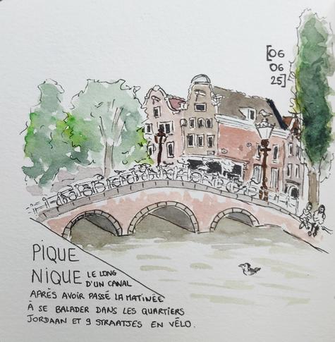 Aquarelle d'un pont passant sur un canal. Dans le fond, des maisons typiques. Sur le pont, plein des vélos. Dans l'eau, un goéland.
Titre et texte : pique nique le long du canal après avoir passé la matinée à se balader dans les quartiers Jordaan et 9 Straatjes en vélo.
Date : 06/06/2025