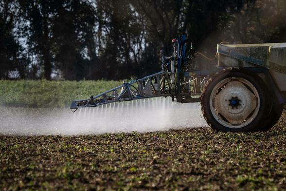 Traktor versprüht Pestizide