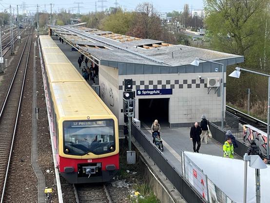S-Bahnhof Springpfuhl: Hier soll in Zukunft die Nahverkehrstangente Ost verlaufen, die zwischen dem Karower und Grünauer Kreuz eine neue Nord-Süd-Route bilden wird. Doch nicht weit entfernt von diesem S-Bahnhof wird auf der geplanten Trasse ein Aldi-Markt gebaut.