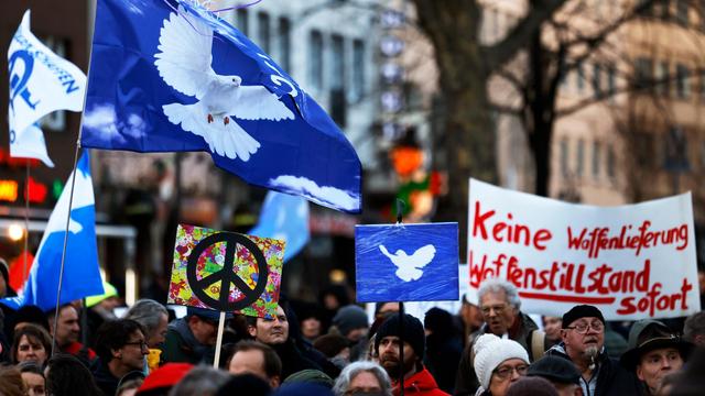 Transparente und Plakate gegen Waffenlieferungen auf einer Demonstration in Köln, 25.02.2023