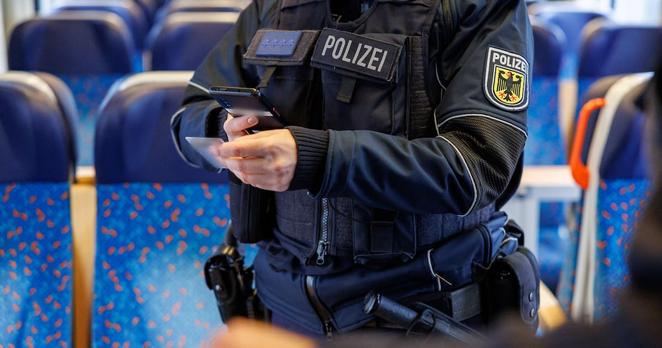 Bundespolizisten kontrollieren Papiere in einem Zug aus Prag in Richtung München.
