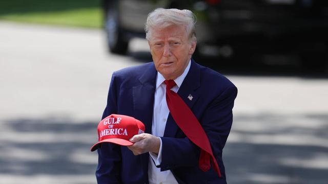 US-Präsident Donald Trump hält eine rote Basecap mit der Aufschrift "Gulf of America" in der Hand US-Präsident Donald Trump hält eine rote Basecap mit der Aufschrift "Gulf of America" in der Hand
