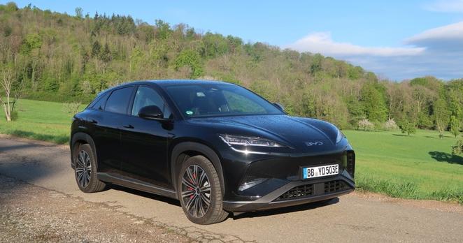 BYD Sealion fährt einen Bergpfad hinauf.