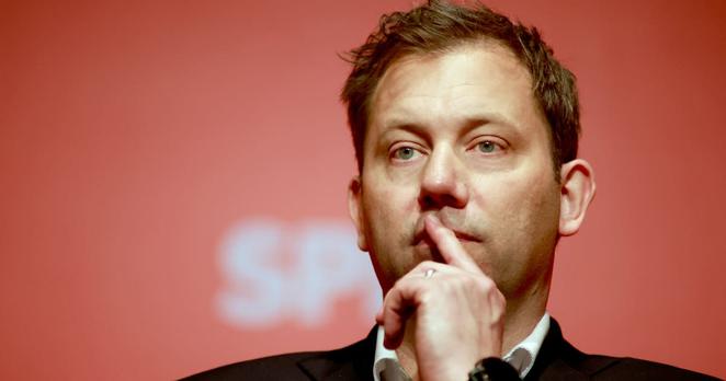SPD-Chef Lars Klingbeil nimmt Co-Chefin Saskia Esken in Schutz.