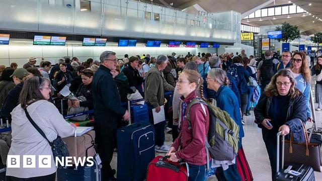 People wait in line for a delayed flight at Newark International Airport on 05 May  in Newark, New Jersey