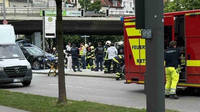 Auto fährt in Haltestelle - Großeinsatz für Rettungskräfte in München