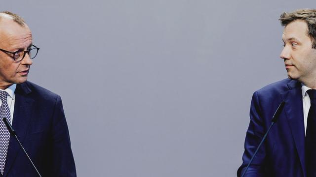 Friedrich Merz und Lars Klingbeil schauen sich an Friedrich Merz und Lars Klingbeil schauen sich an