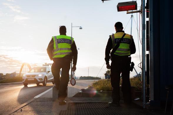 08.05.2025, Brandenburg, Frankfurt an der Oder: Beamte der Bundespolizei stehen bei der Einreisekontrolle am deutsch-polnischen Grenzübergang Stadtbrücke. Wenige Stunden nach seinem Amtsantritt hat Bundesinnenminister Dobrindt entschieden, dass künftig auch Asylsuchende an den Landgrenzen zurückgewiesen werden können. Foto: Carsten Koall/dpa +++ dpa-Bildfunk +++