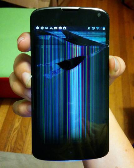 Das Foto zeigt ein Smartphone mit einem defekten Display. Es zeigt lauter Streifen an