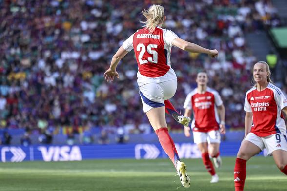 Stina Blacksstenius jubelnd springend in der Luft