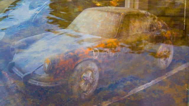 Doppelbelichtung eines Plakates und Brunnenwasser
