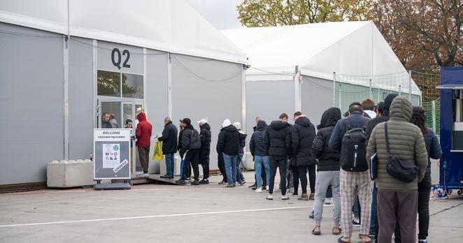 Flüchtlinge bei ihrer Ankunft in der Geflüchteten-Unterkunft von Berlin-Tegel.