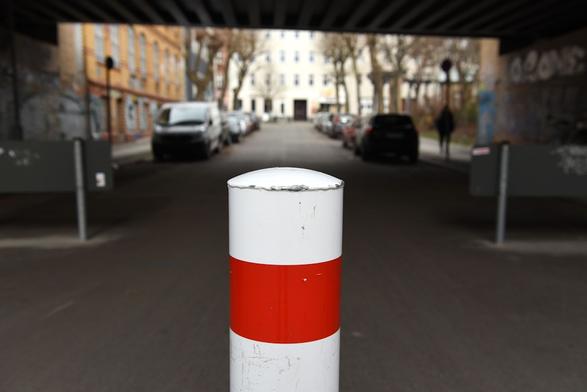 Dieser Poller in der Lichtenberger Stadthausstraße bringt 4000 Leute auf die Palme. Autos kommen hier nicht mehr durch. Dieser Poller in der Lichtenberger Stadthausstraße bringt 4000 Leute auf die Palme. Autos kommen hier nicht mehr durch.