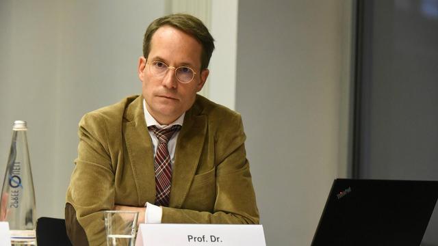 Prof. Matthias Goldmann bei einer Pressekonferenz, bei der sie zusammen mit anderen Wissenschaftlern Kritik an der Antis