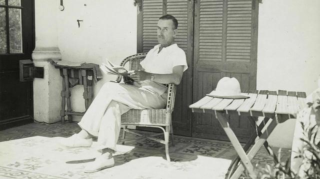 Thomas Mann sitzt in einem Korbsessel im Schatten vor einem Haus in Südfrankreich