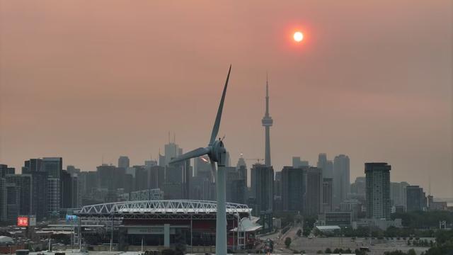 La ville de Toronto sous un ciel voilé.