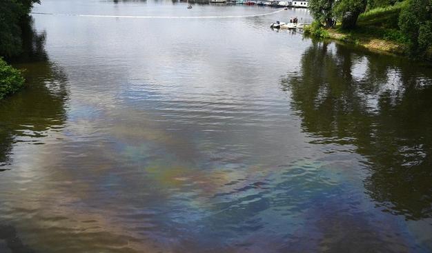 Riesiger Ölfilm auf Hamburger Kanal – Großeinsatz