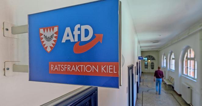 Eigentlich wollte die AfD-Ratsfraktion im Kieler Rathaus über demokratische Prinzipien in der Kommunalpolitik diskutieren. Doch nach Kritik folgt nun der Umzug ins Forum für Baukultur. Eigentlich wollte die AfD-Ratsfraktion im Kieler Rathaus über demokratische Prinzipien in der Kommunalpolitik diskutieren. Doch nach Kritik folgt nun der Umzug ins Forum für Baukultur.