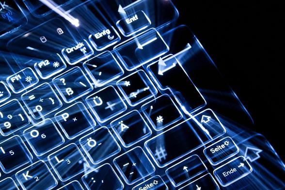 Eine beleuchtete Computertastatur