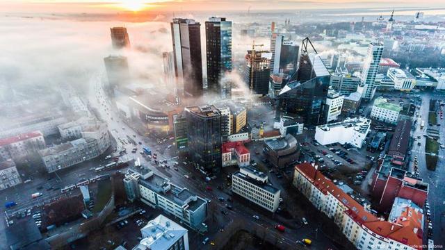 Luftaufnahme: Eine Nebelbank zieht durch und über die Skyline der estnischen Haupstadt Tallinn