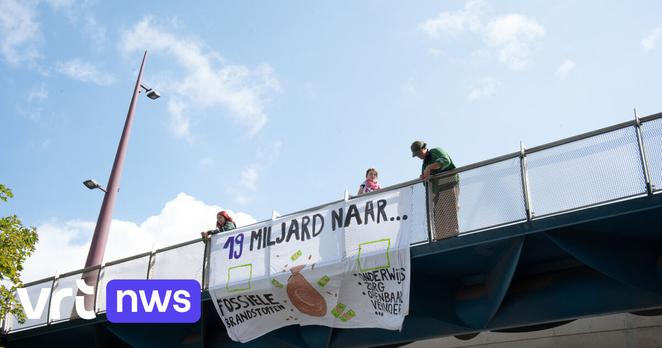 Jongeren hangen 44 spandoeken tegen fossiele brandstoffen aan Gentse bruggen tijdens Feesten | VRT NWS: nieuws